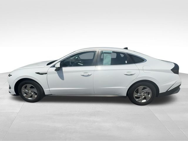 Used 2025 White Hyundai SE image 5
