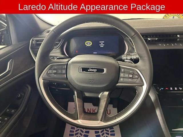 New 2026 Diamond Black Crystal Pearl-Coat Exterior Paint Jeep Laredo image 7