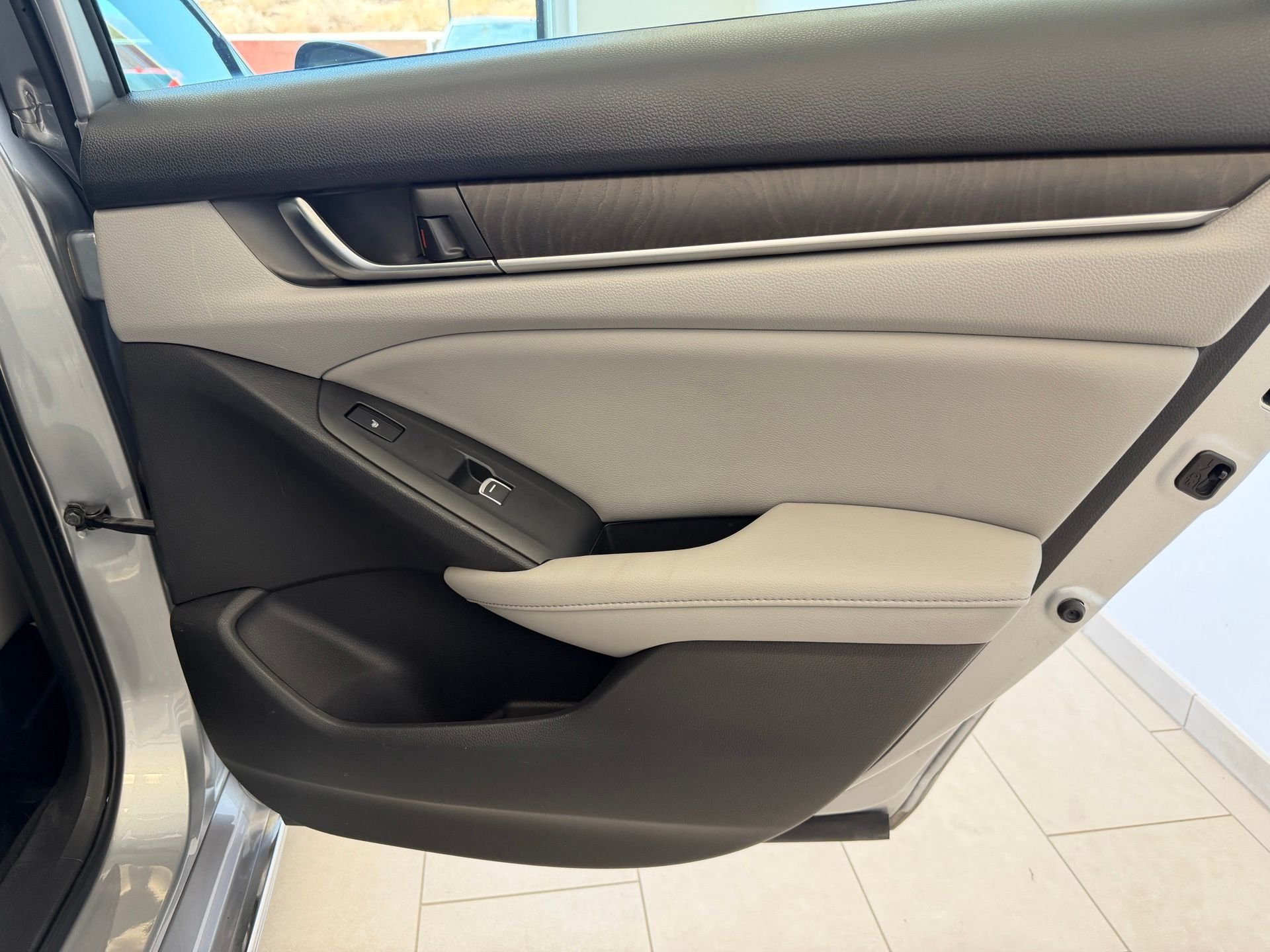 Used 2018 Silver Honda Touring image 44