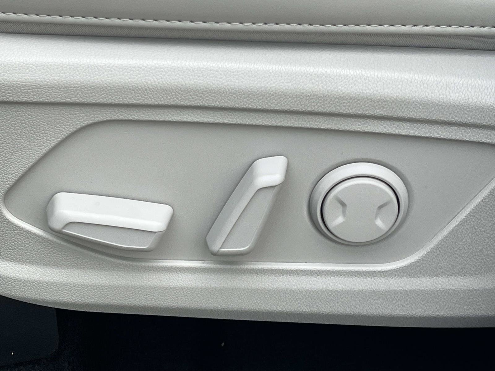 New 2026 Snow White Pearl Kia EX image 25