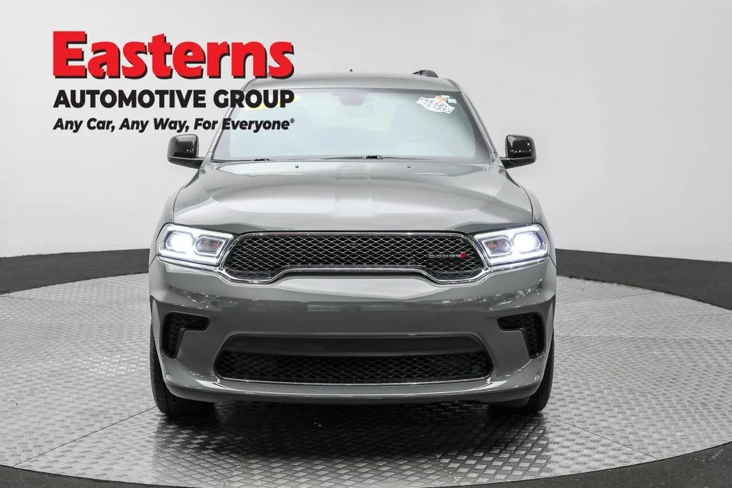 Used 2023 Gray Dodge SXT image 2