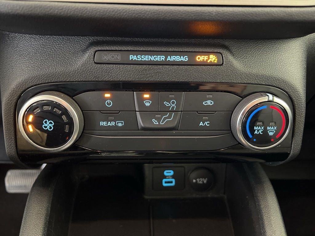 Used 2022 White Metallic Ford SE image 23