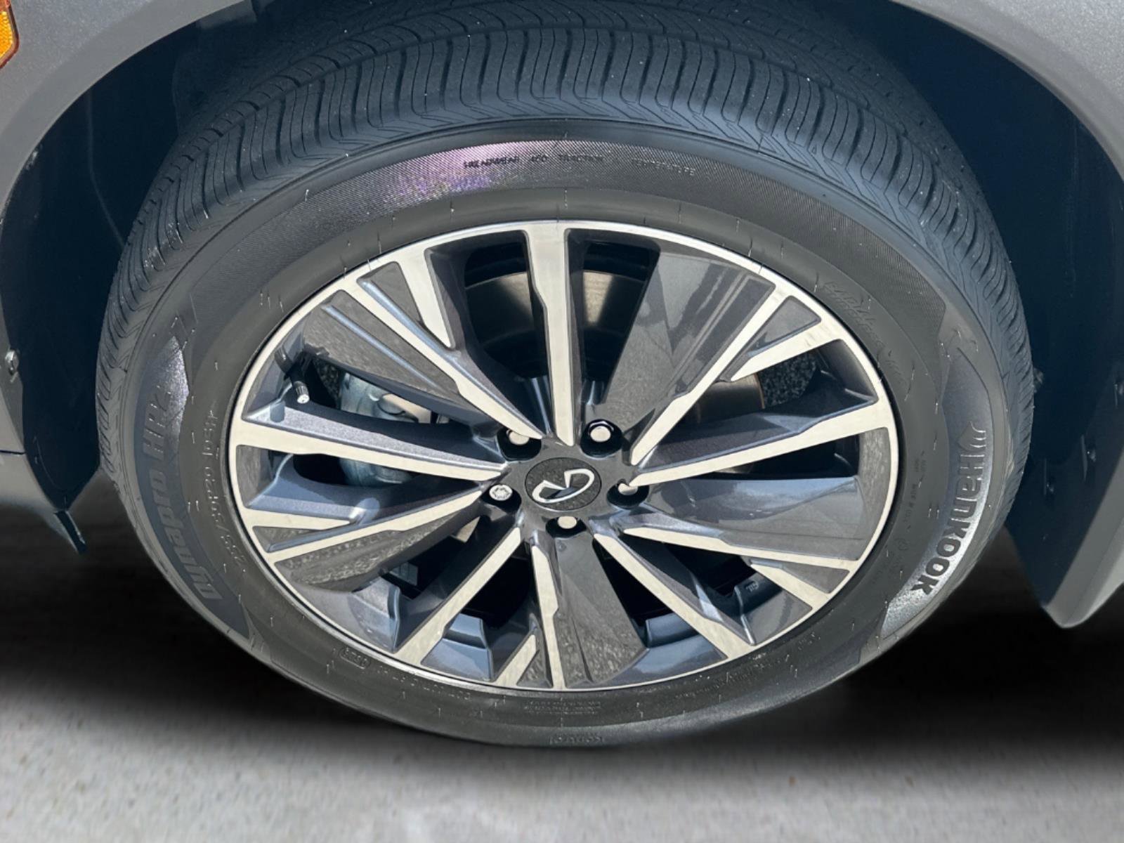 New 2026 Radiant White INFINITI LUXE image 11
