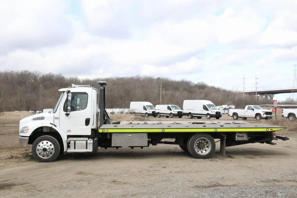 Used 2021  FREIGHTLINER M2 image 2
