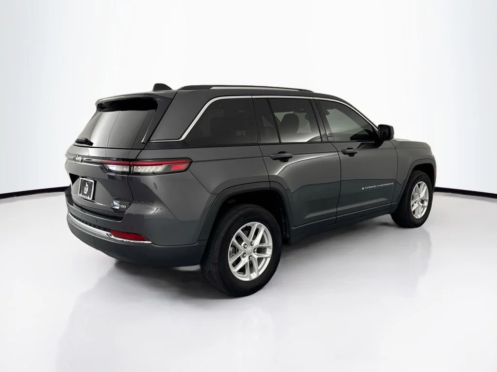 Used 2024 Gray Jeep Laredo X image 5