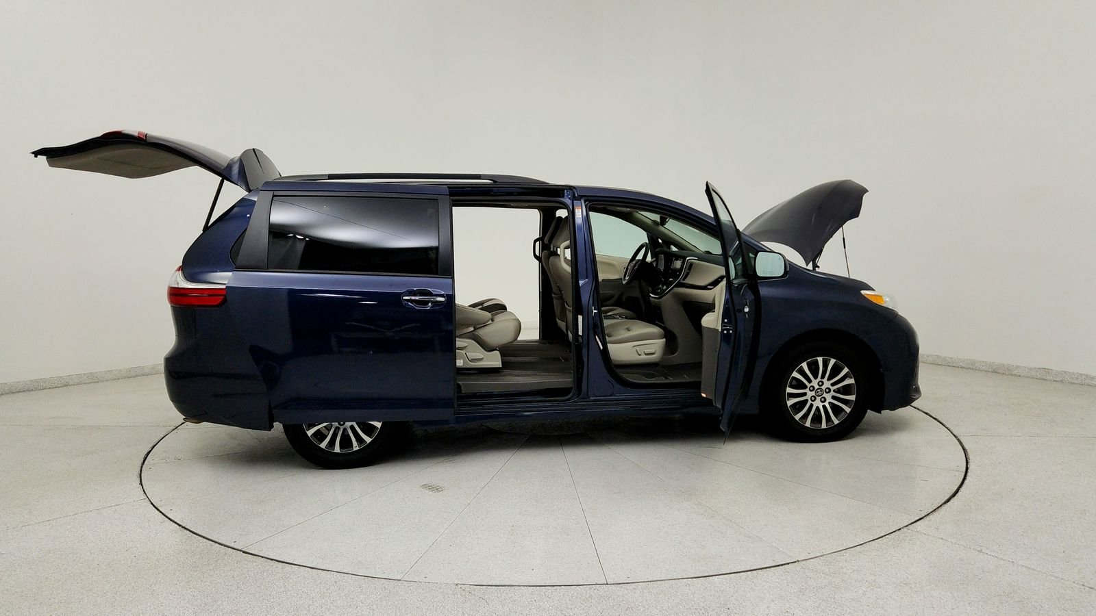 Used 2019 Beige Toyota XLE Premium image 14