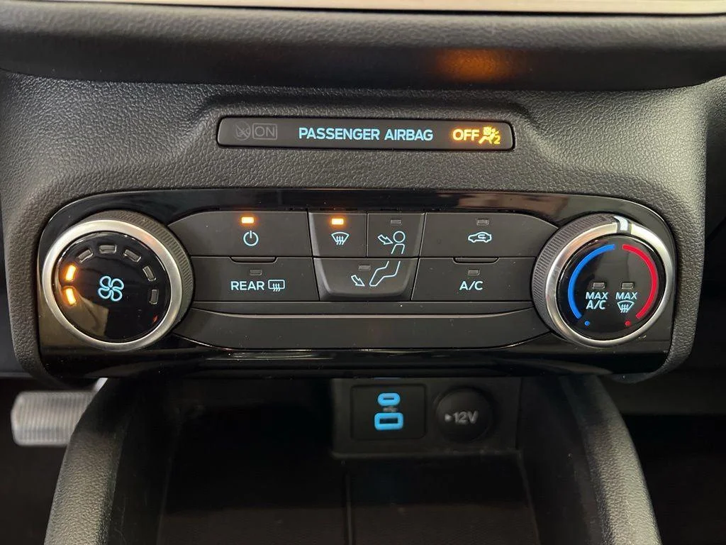 Used 2022 White Metallic Ford SE image 23