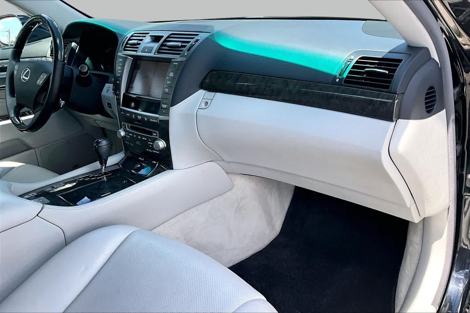 Used 2012 Obsidian Lexus  image 18