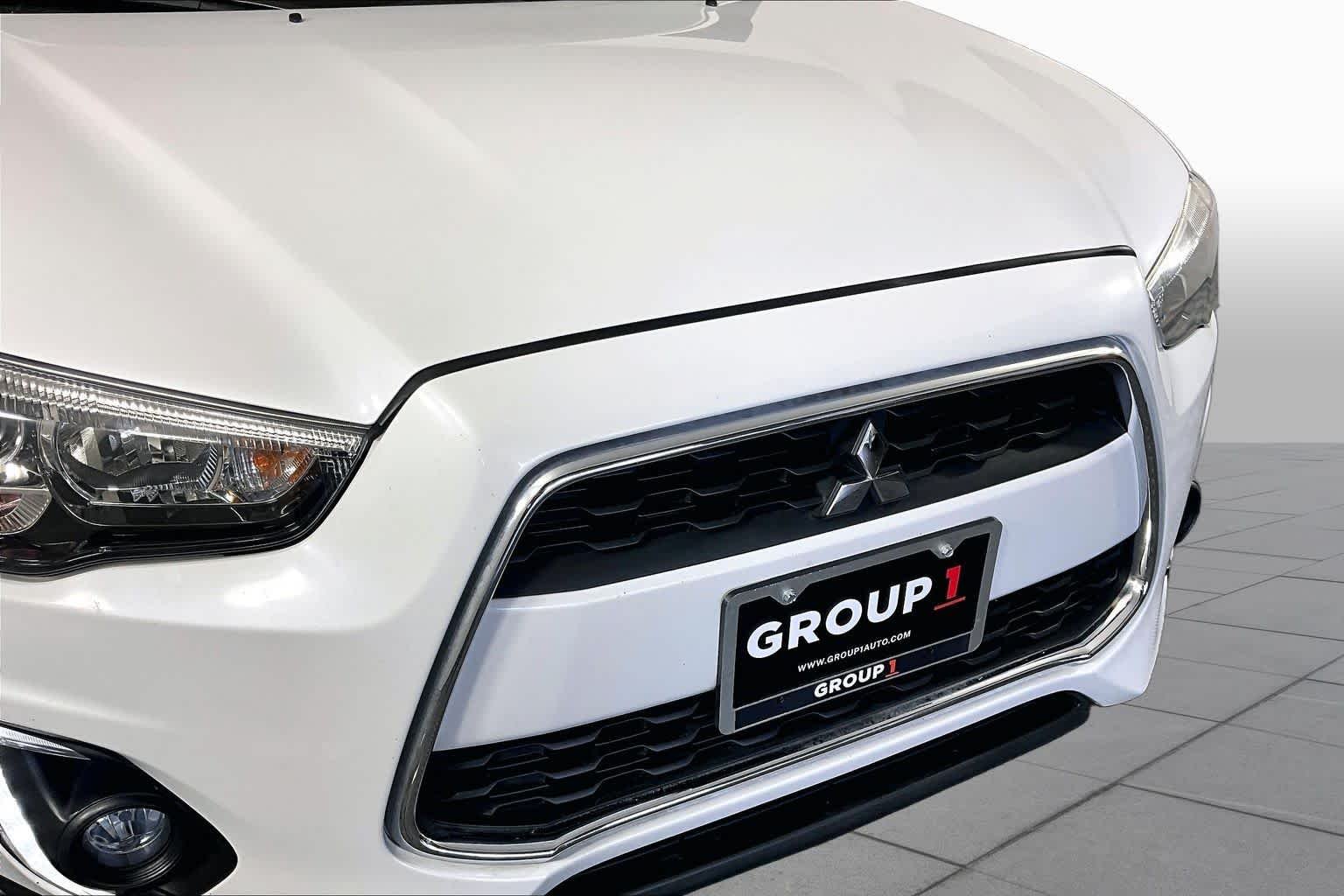 Used 2015 White Pearl Mitsubishi SE image 28