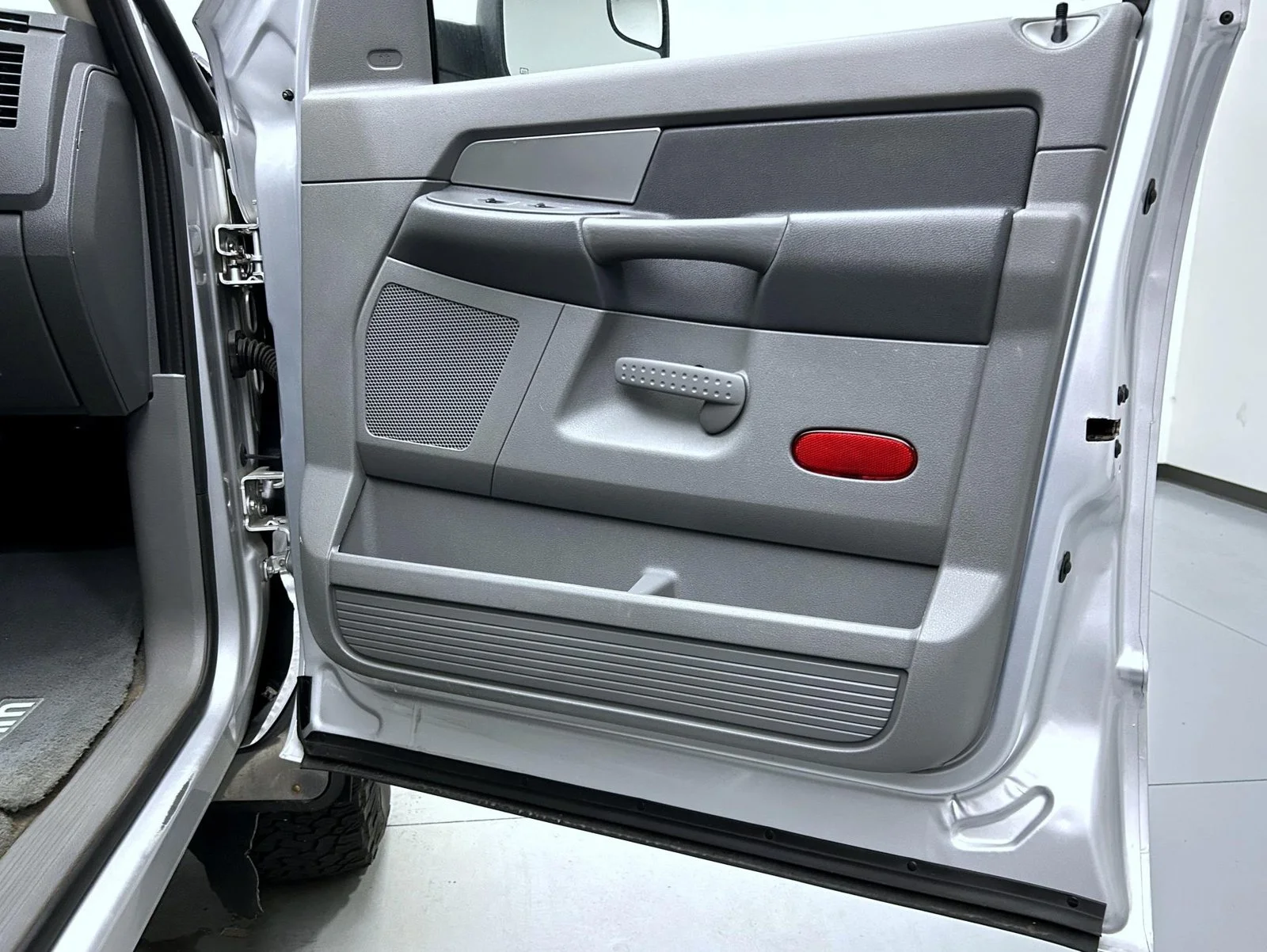 Used 2007 Silver Dodge SLT image 16