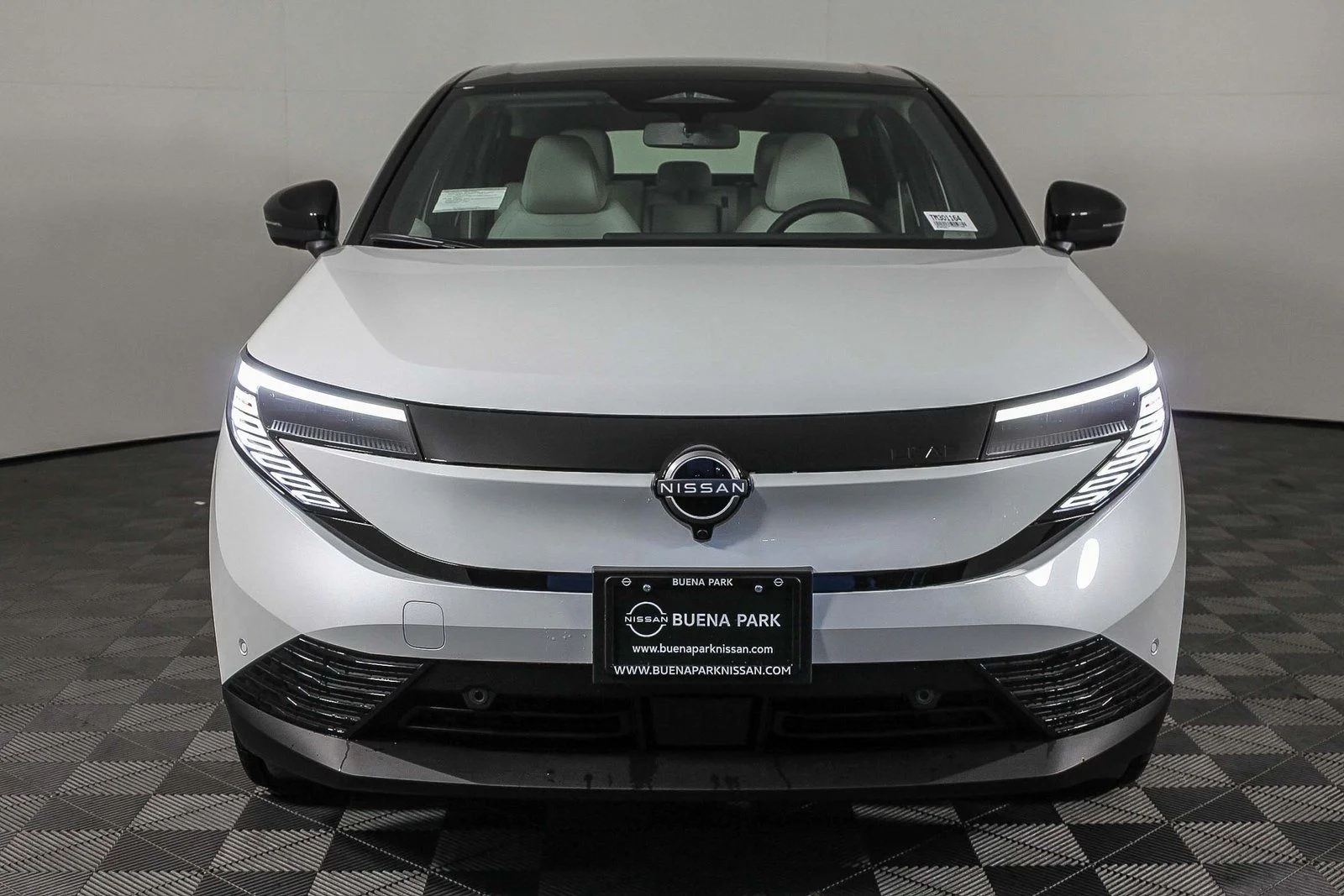 New 2026 Everest White Pearl TriCoat / Super Black Two-tone Nissan SV+ image 2