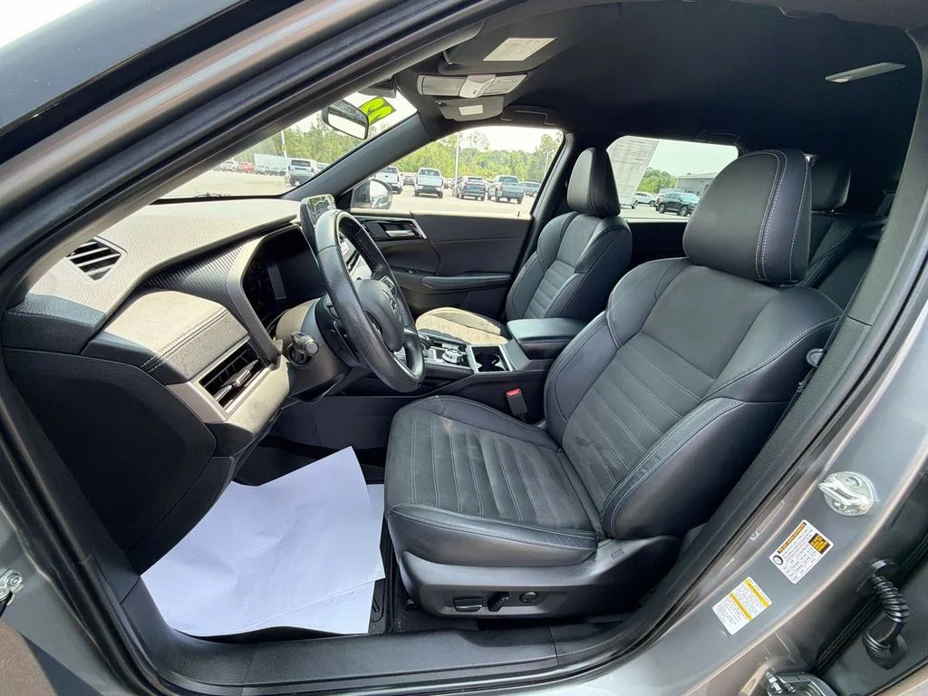 Used 2023  Mitsubishi SE Black Edition image 17