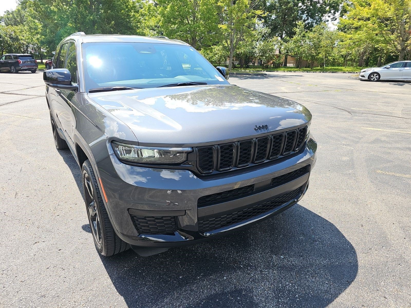 Certified Used 2023 Baltic Gray Metallic Clearcoat Jeep Altitude image 7