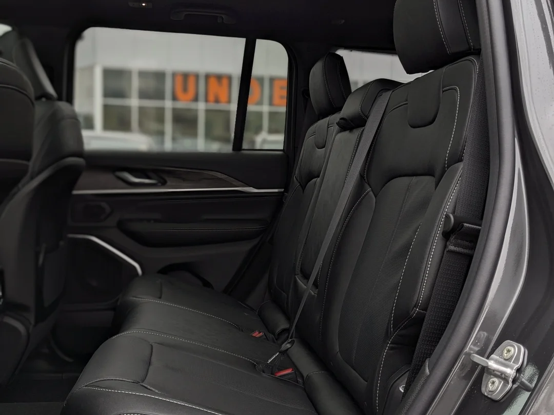 New 2026 Grey Jeep Limited Reserve - - 4x4 - Pano Sunroof - Nappa Lthr - Vent Seats - Tow Pkg - Remote Start & More! image 32