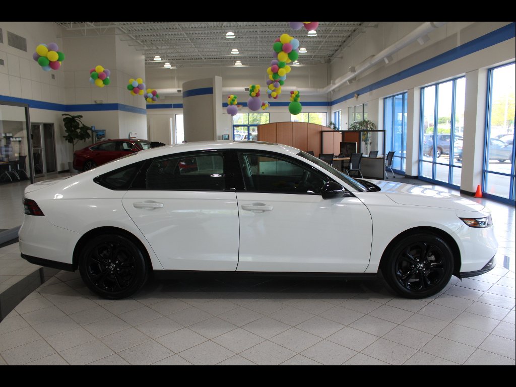 Certified Used 2025 Platinum White Pearl Honda 1.5T SE image 4