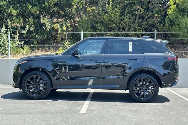 New 2026 Santorini Black Land Rover Dynamic SE image 2