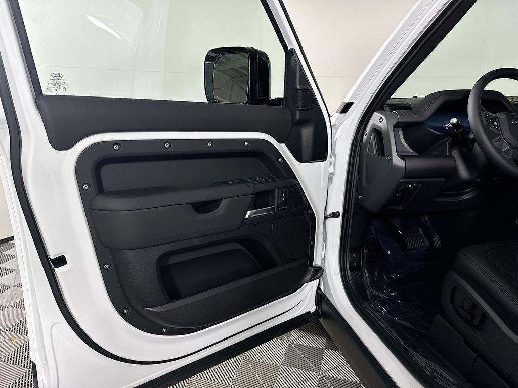 Certified Used 2025 Fuji White Land Rover S image 21