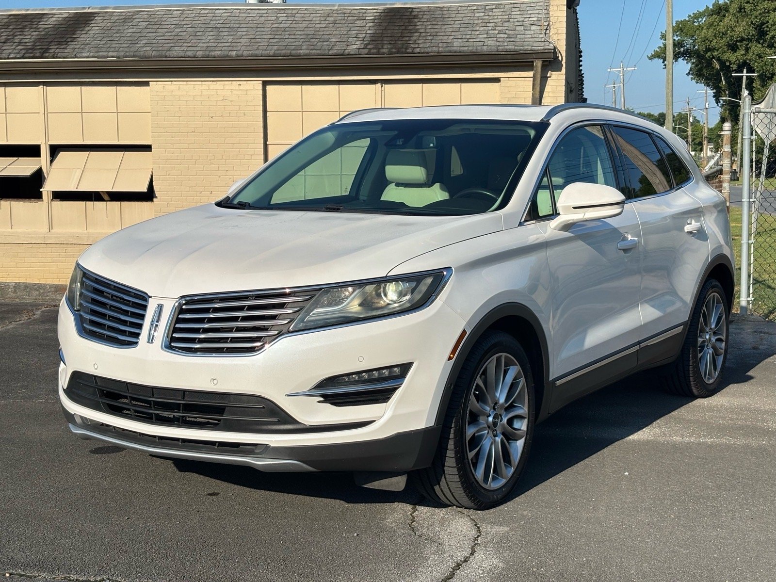 Used 2015 White Platinum Tri-Coat Metallic Lincoln Base image 2
