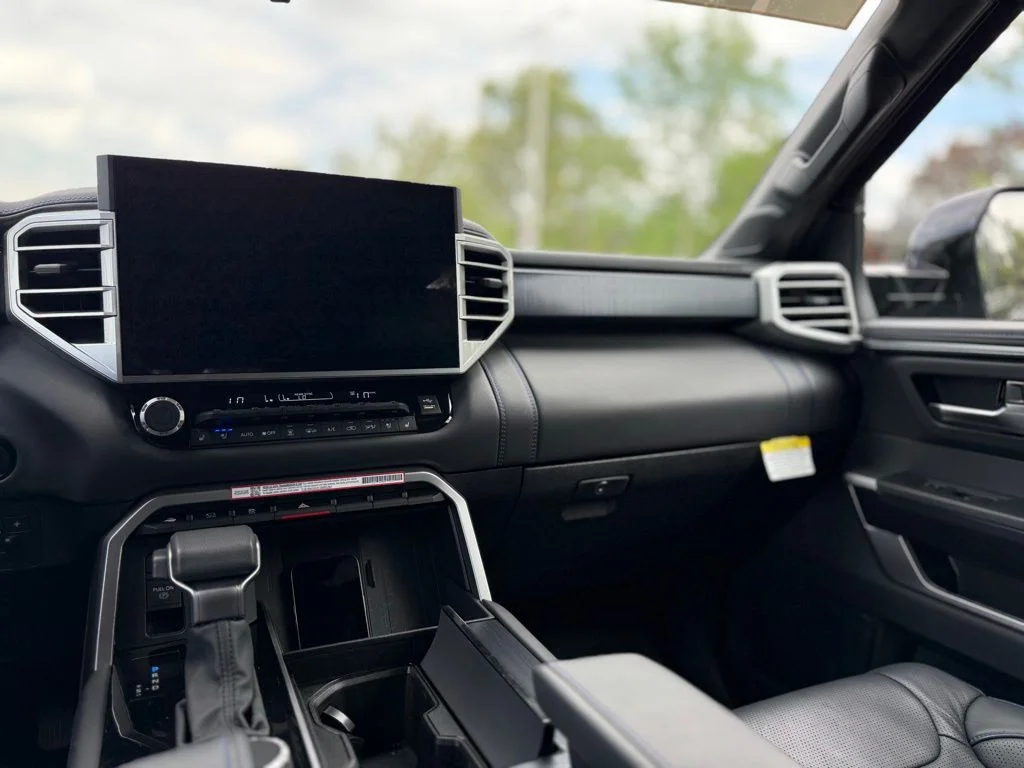 Certified Used 2025  Toyota Platinum image 27