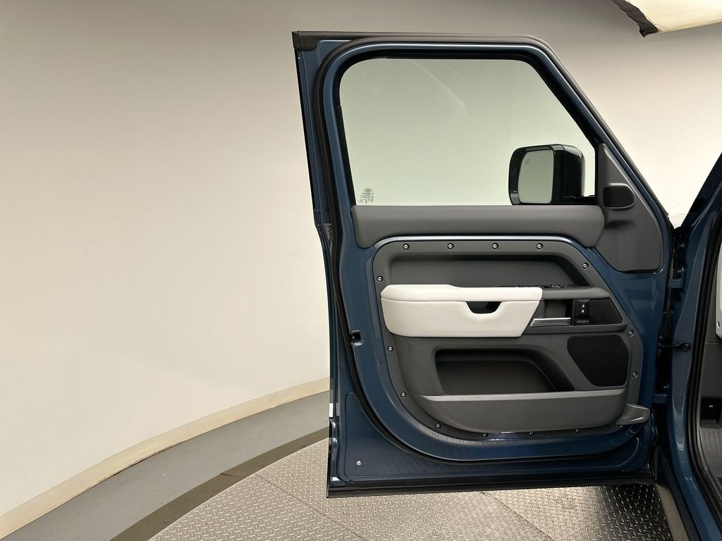 New 2026 Tasman Blue Metallic Land Rover X-Dynamic SE image 9