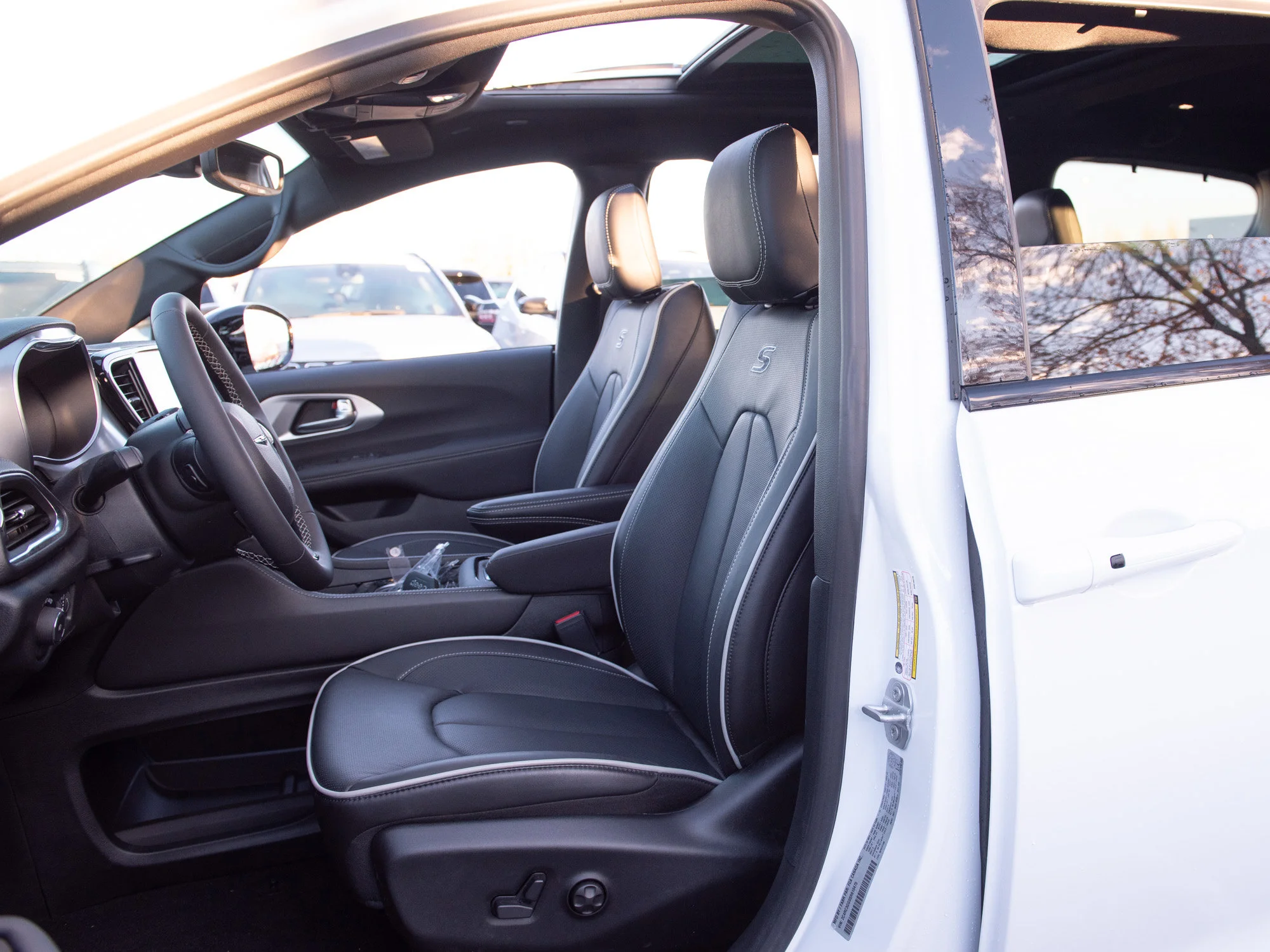 Used 2025 White Chrysler Limited* AWD, Safety Sphere, Panoramic Sunroof, Cooled/Heated Leather image 18