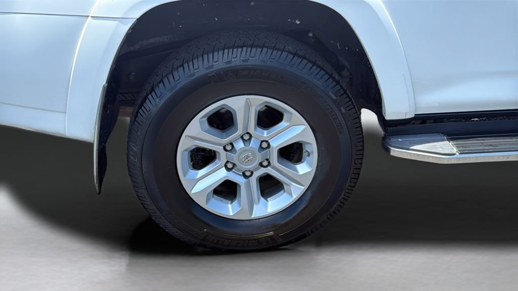 Used 2019 White Toyota SR5 image 19