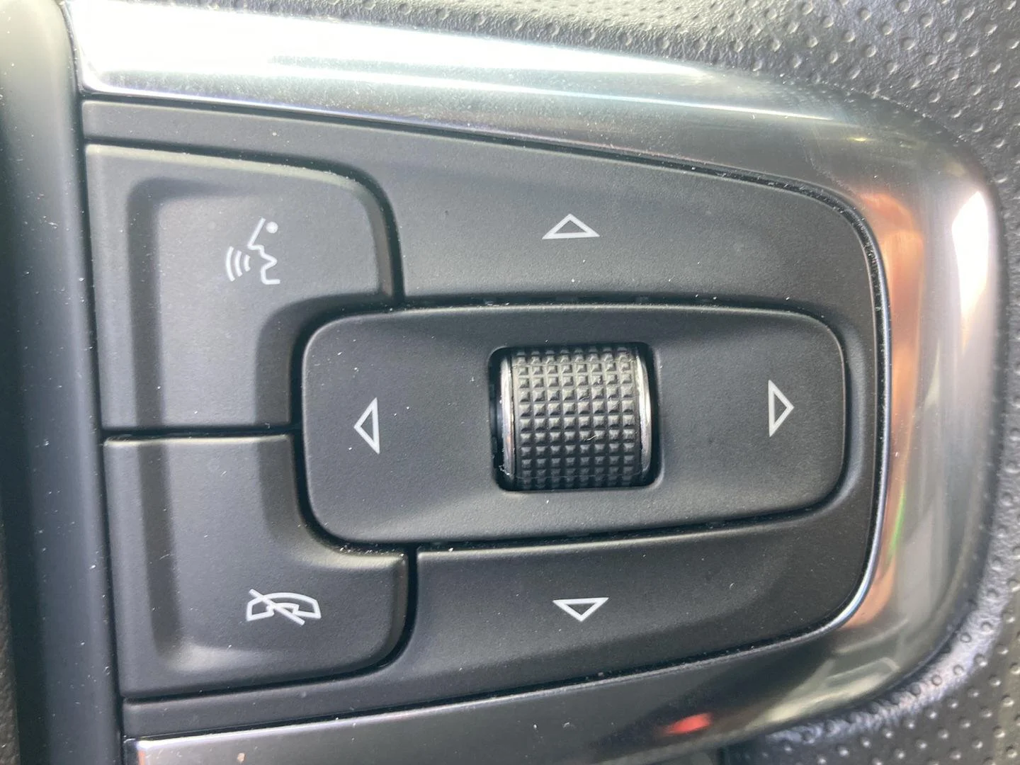 Used 2025 Summit White Chevrolet 2LT image 15