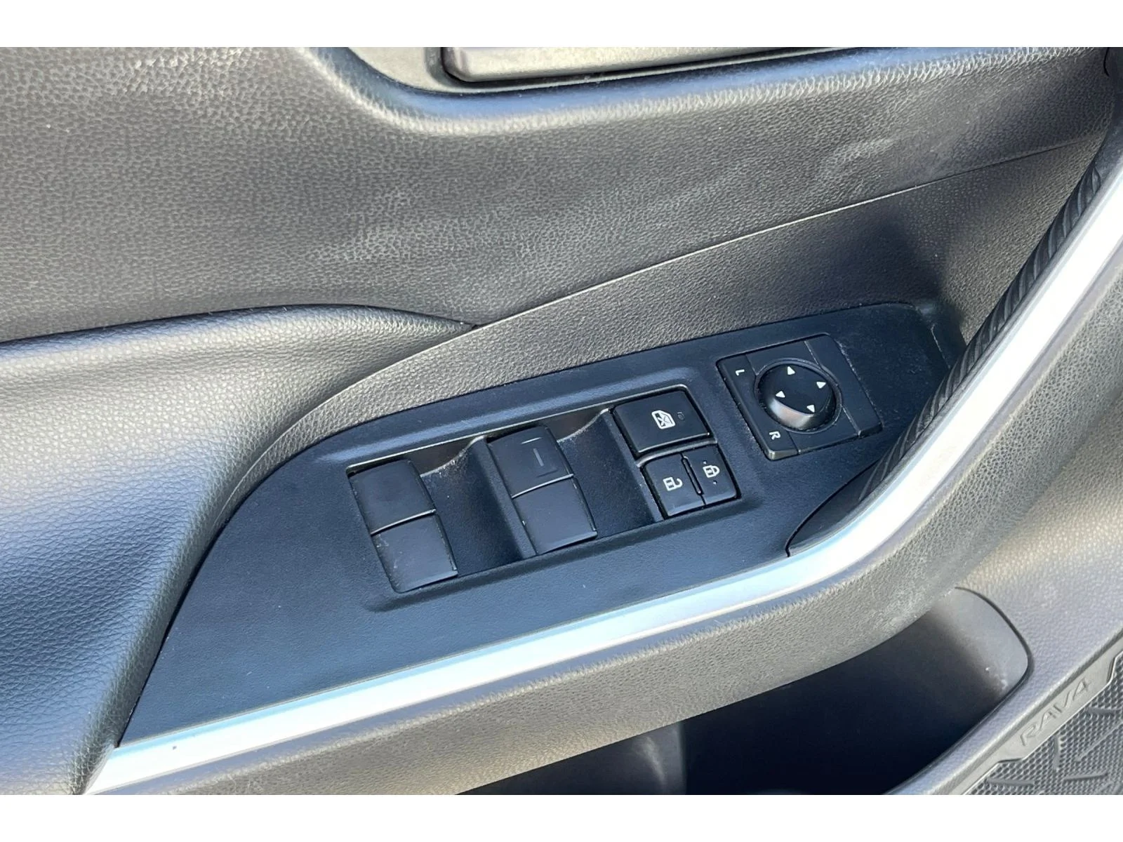 Used 2023 Ice Cap Toyota Hybrid LE image 13