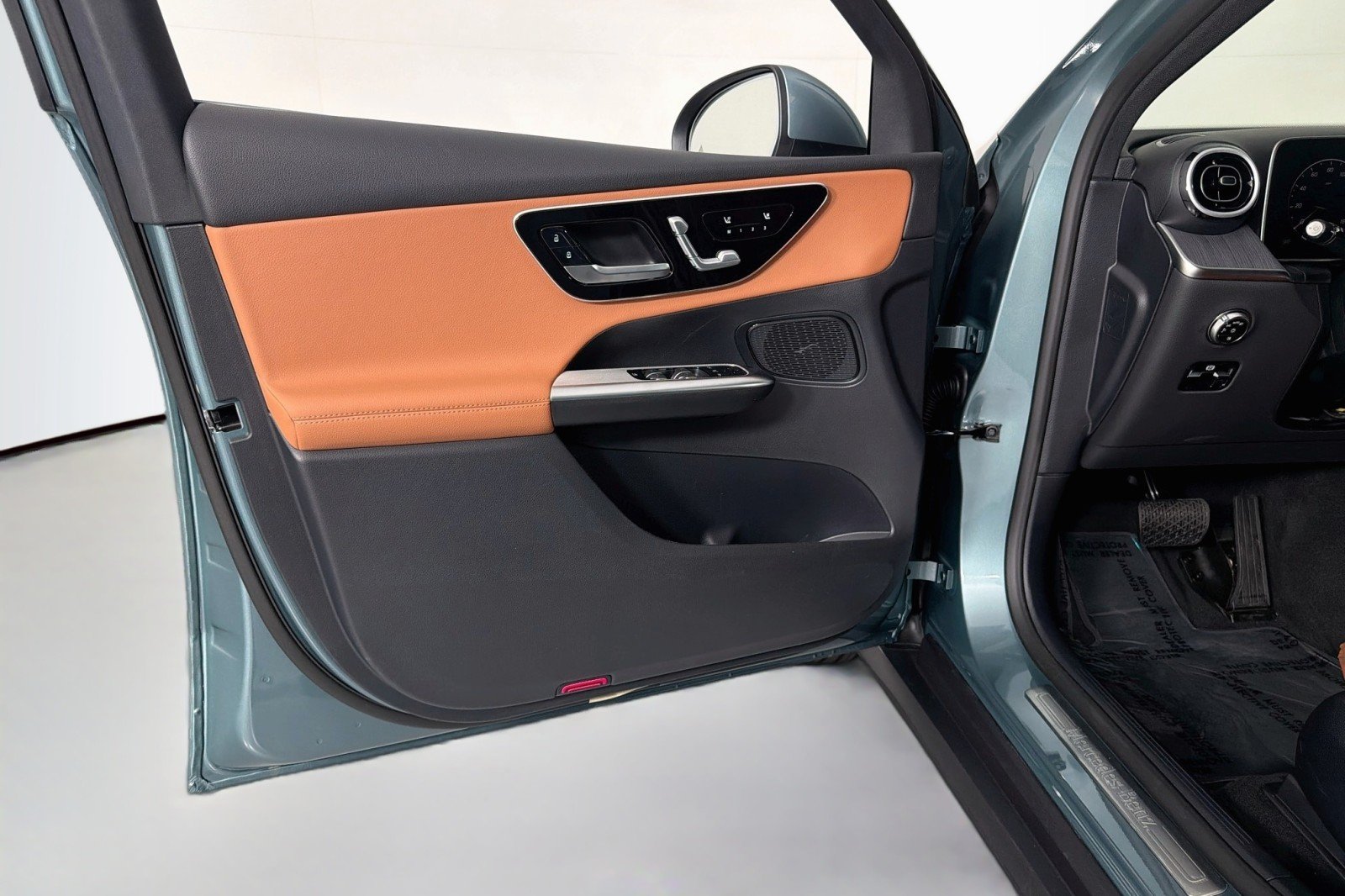 New 2026 Verde Silver Metallic Mercedes-Benz GLC 300 SUV image 20