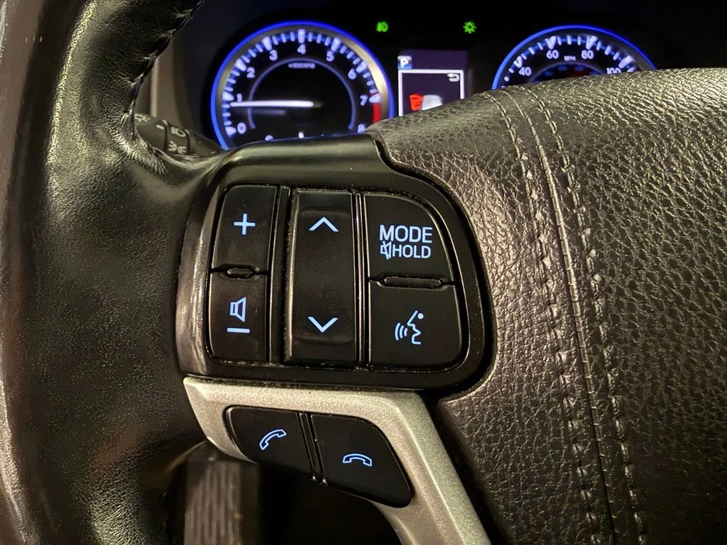 Used 2019 Silver Toyota XLE image 16