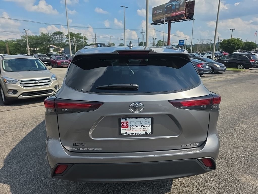 Used 2025  Toyota XLE image 6