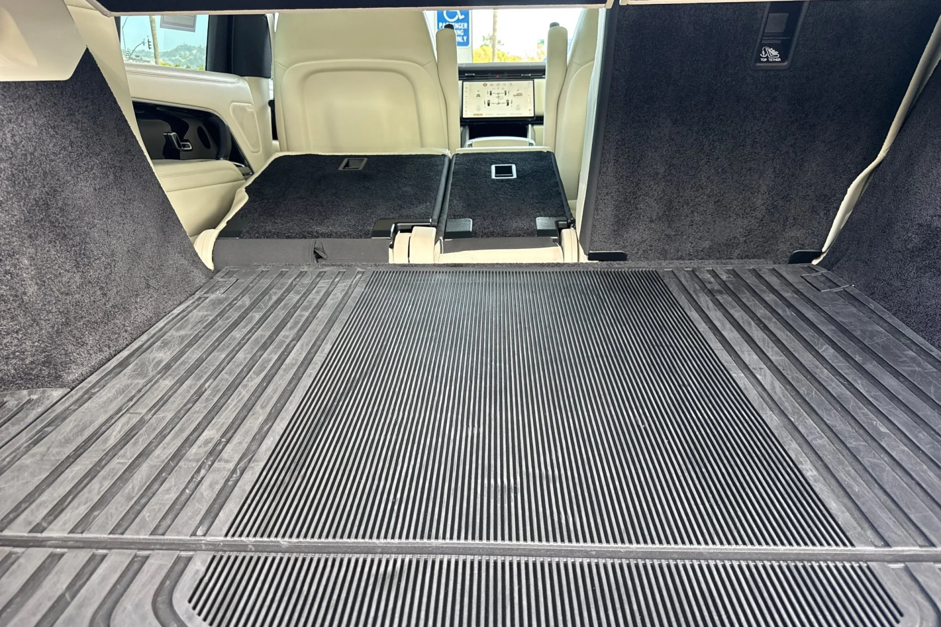 Used 2024 Silver Land Rover SE image 17