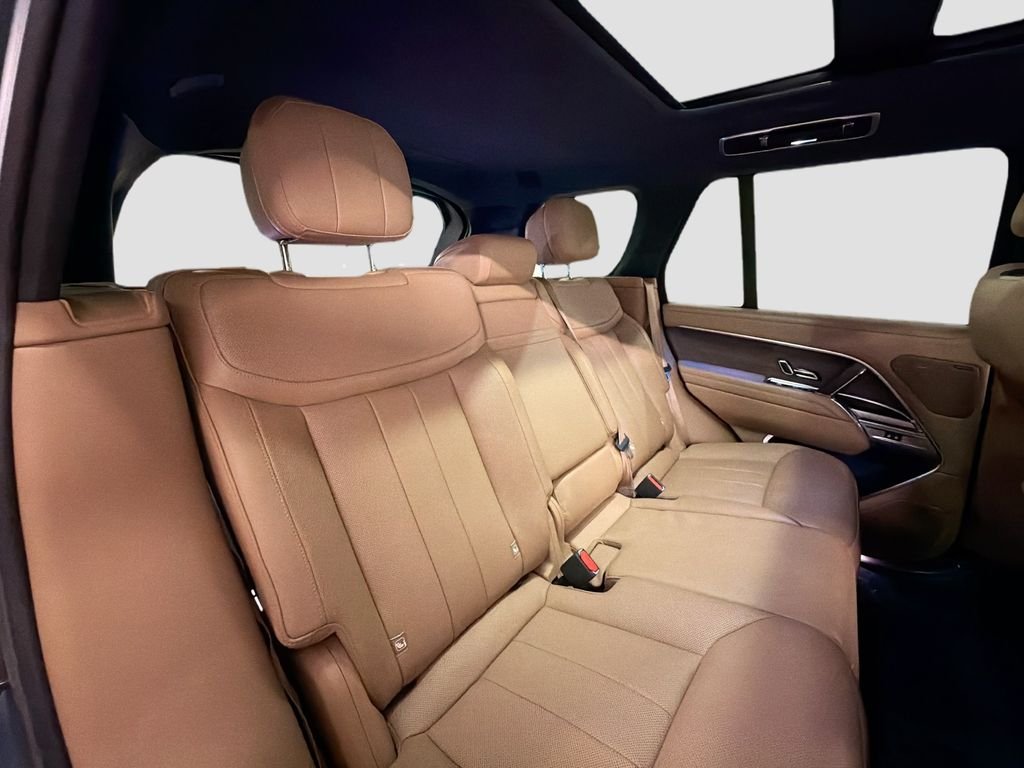 Used 2023 Green Land Rover SE image 28