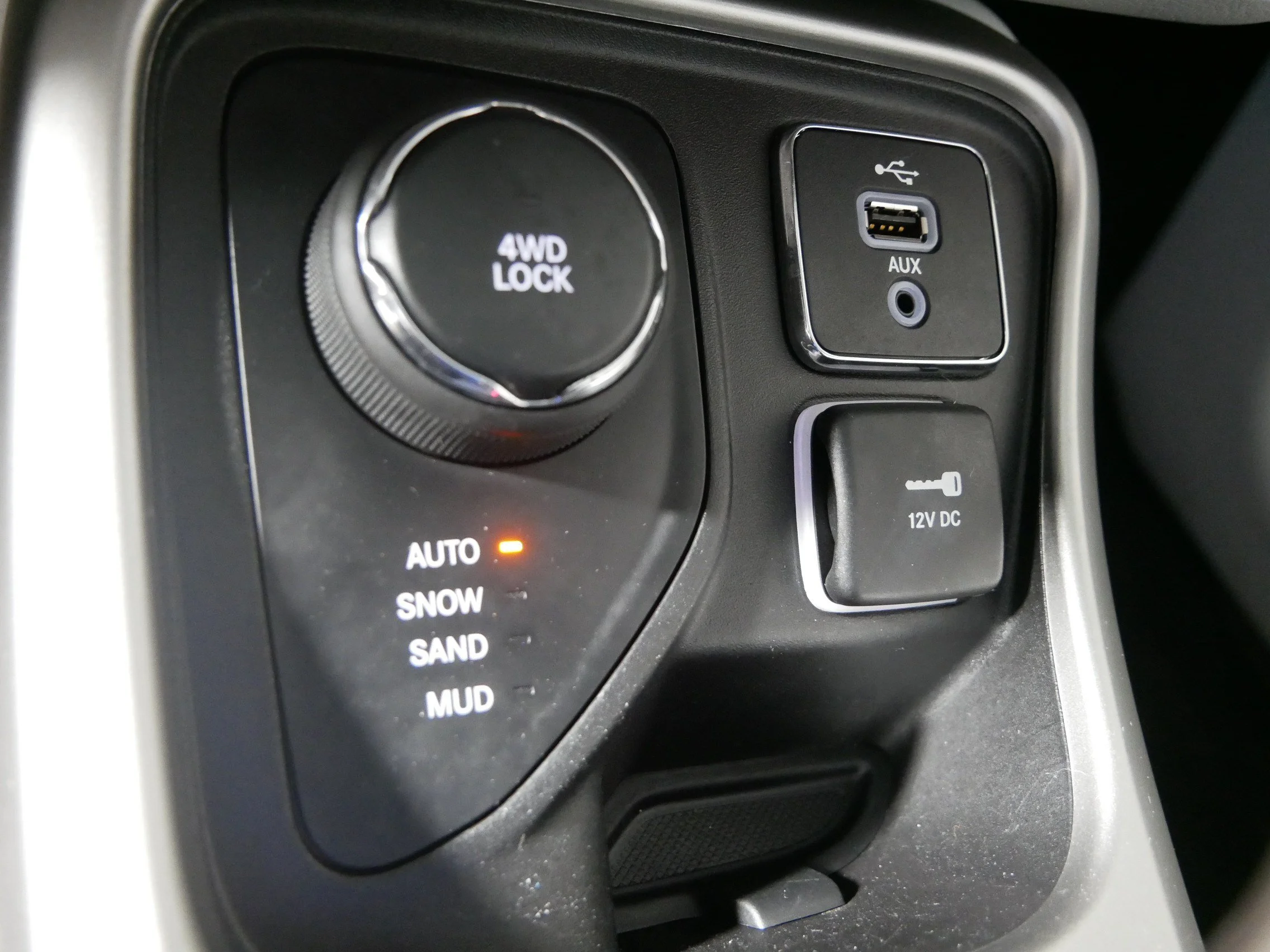 Used 2017 Diamond Black Crystal Pearlcoat Jeep Latitude image 29