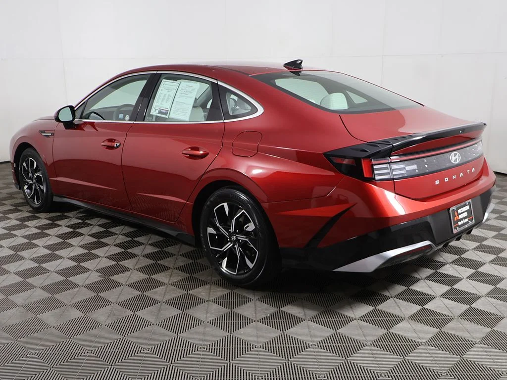 Used 2025 Red Hyundai SEL image 8