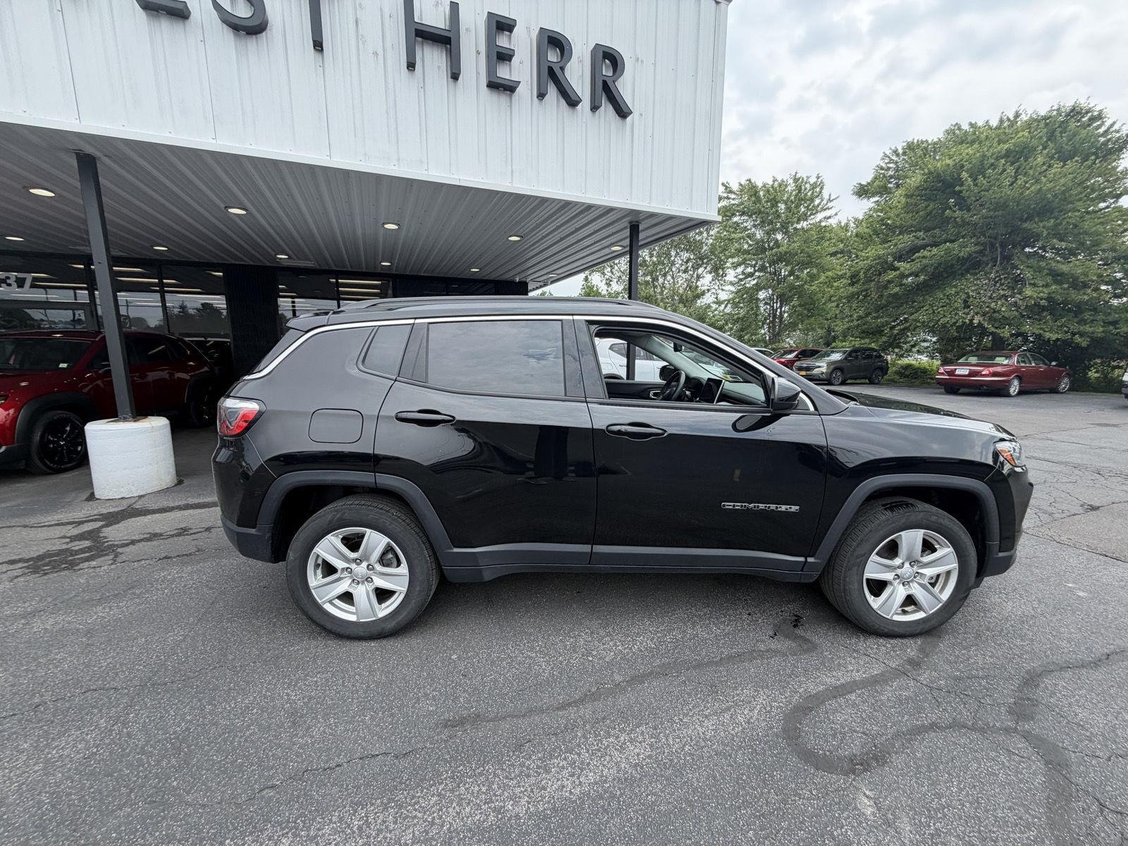 Used 2022 Diamond Black Crystal Pearlcoat Jeep Latitude image 8