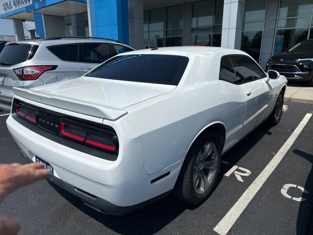 Used 2019 White Dodge SXT image 4