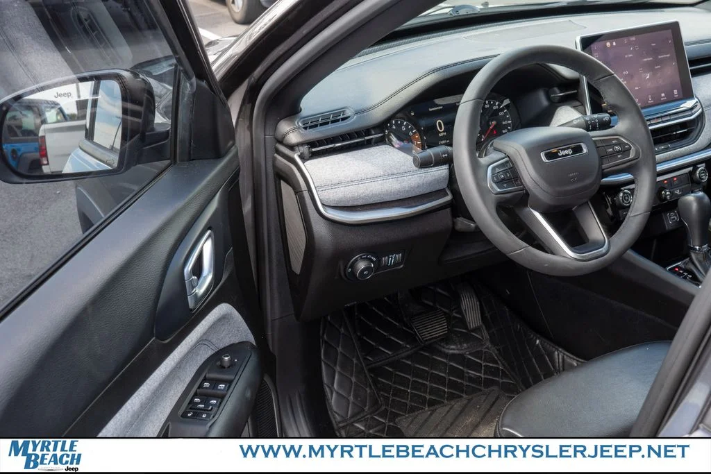 Used 2023 Crystal Metallic Jeep Latitude image 15