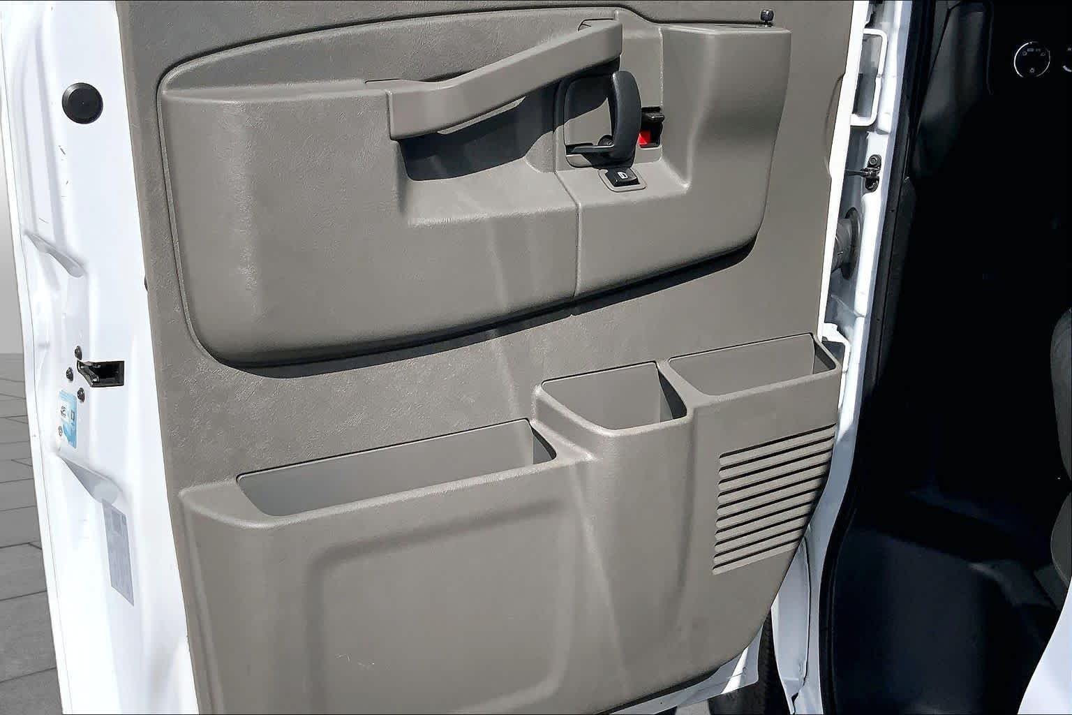 Used 2024 Summit White Chevrolet  image 18
