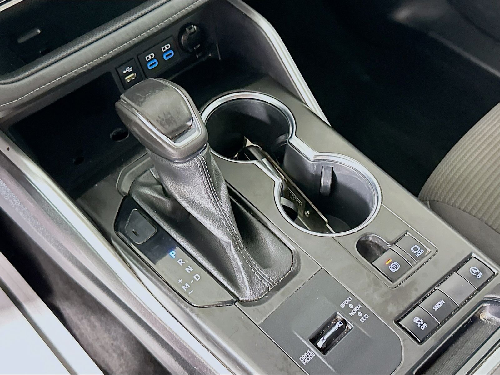 Used 2022 Pearl Toyota LE image 18
