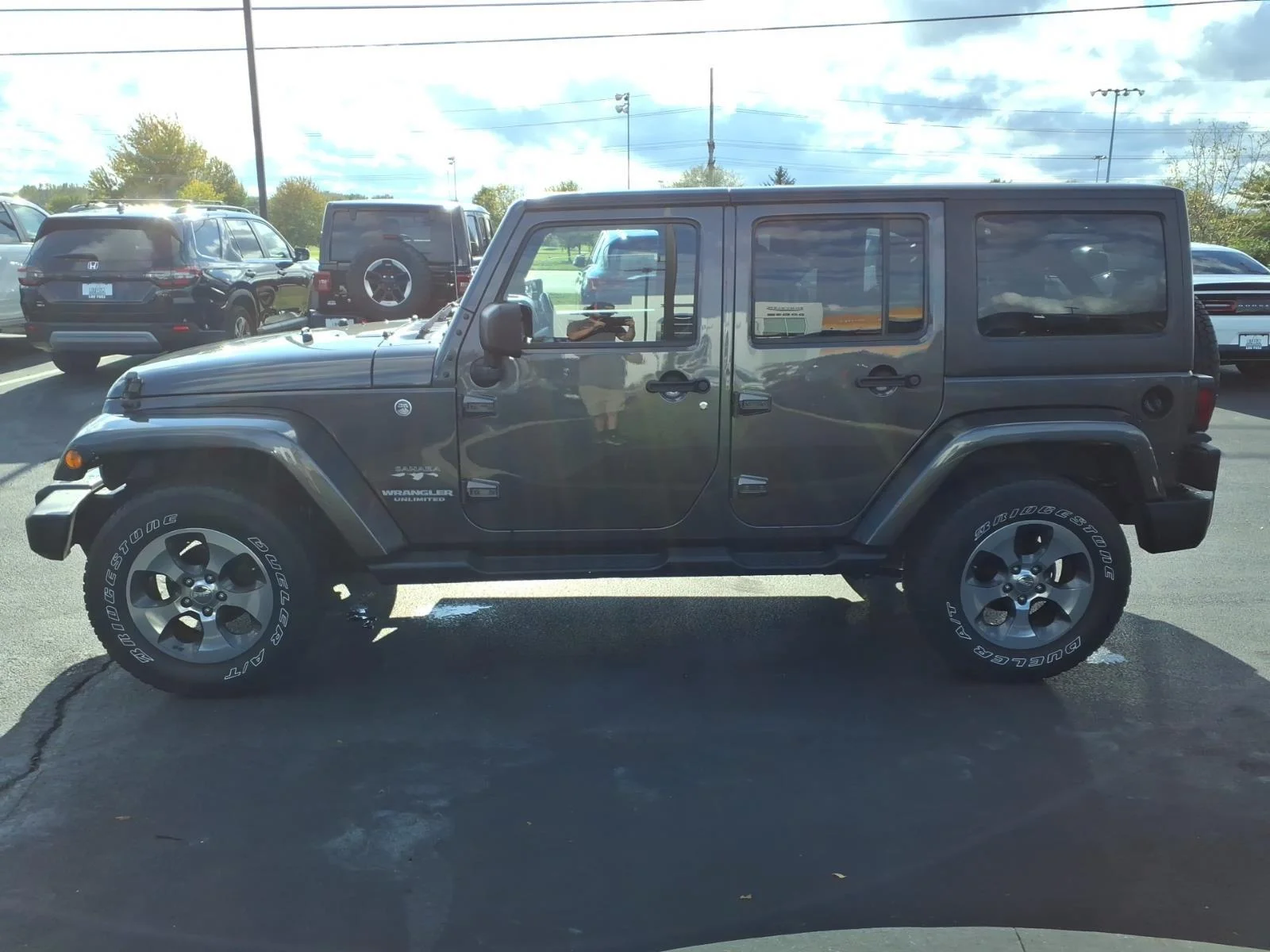 Used 2017 Granite Crystal Metallic Clearcoat Jeep Sahara image 4