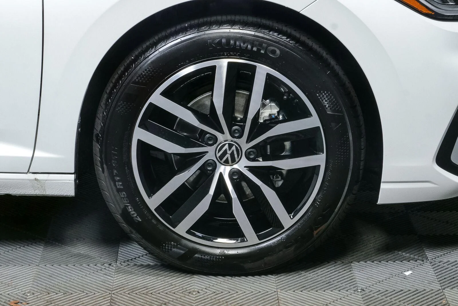 New 2027 Opal White Pearl Volkswagen SE image 40