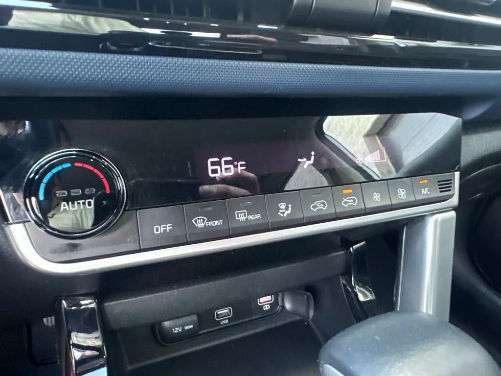 Used 2023 White Kia S image 20