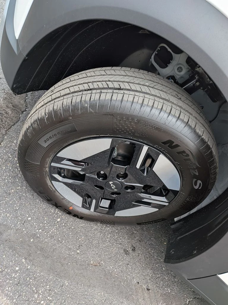 New 2027 Snow White Pearl Kia LX image 35
