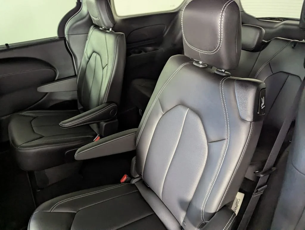 New 2026 Bright White Clear-Coat Exterior Paint Chrysler Select image 16