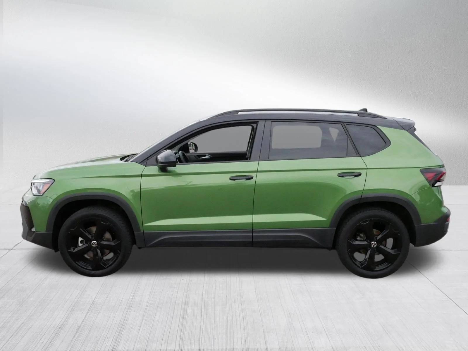 Certified Used 2025 Bright Moss Green Metallic/Deep Black Roof Volkswagen SE Black image 4