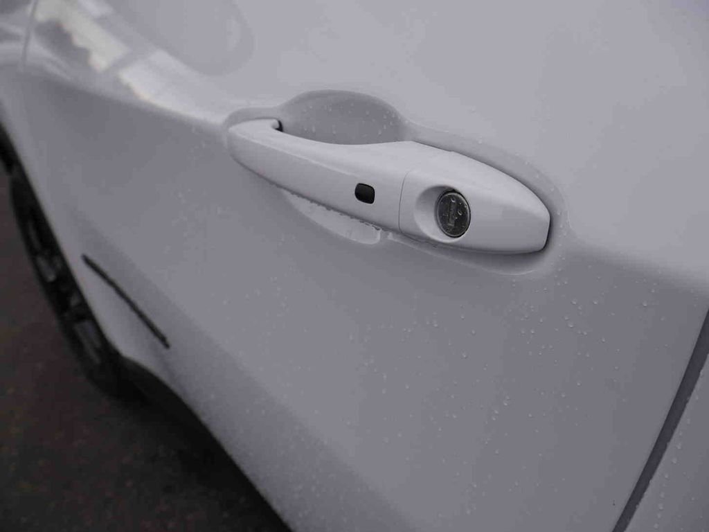 New 2026 White Jeep Latitude image 9