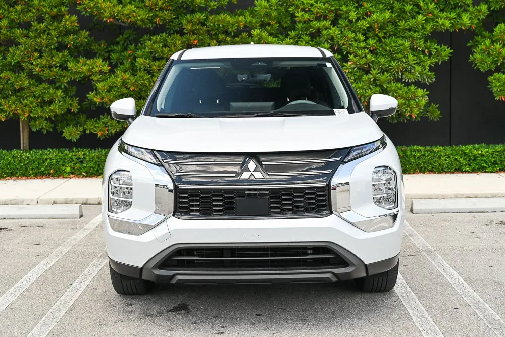 Used 2025  Mitsubishi ES image 2