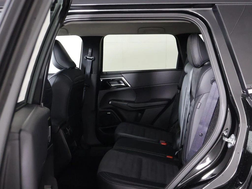 New 2026 Black Mitsubishi SE image 31