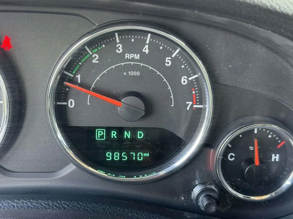 Used 2015 Silver Jeep Unlimited Sport image 25